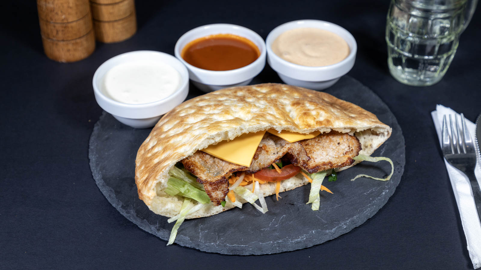 File de porc cu cașcaval în pita de kebab (370g)