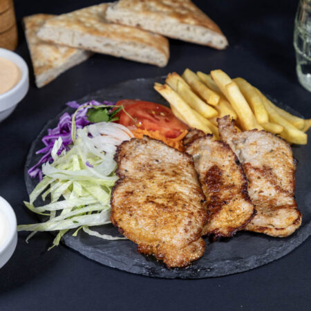 File de porc cu cartofi și salată