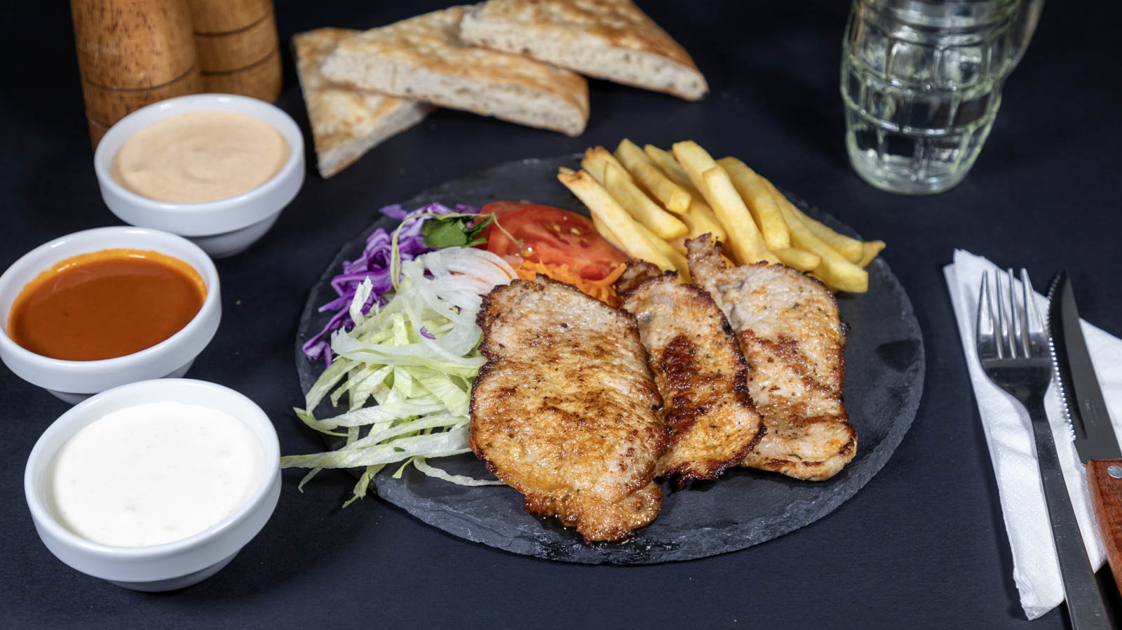 File de porc cu cartofi și salată