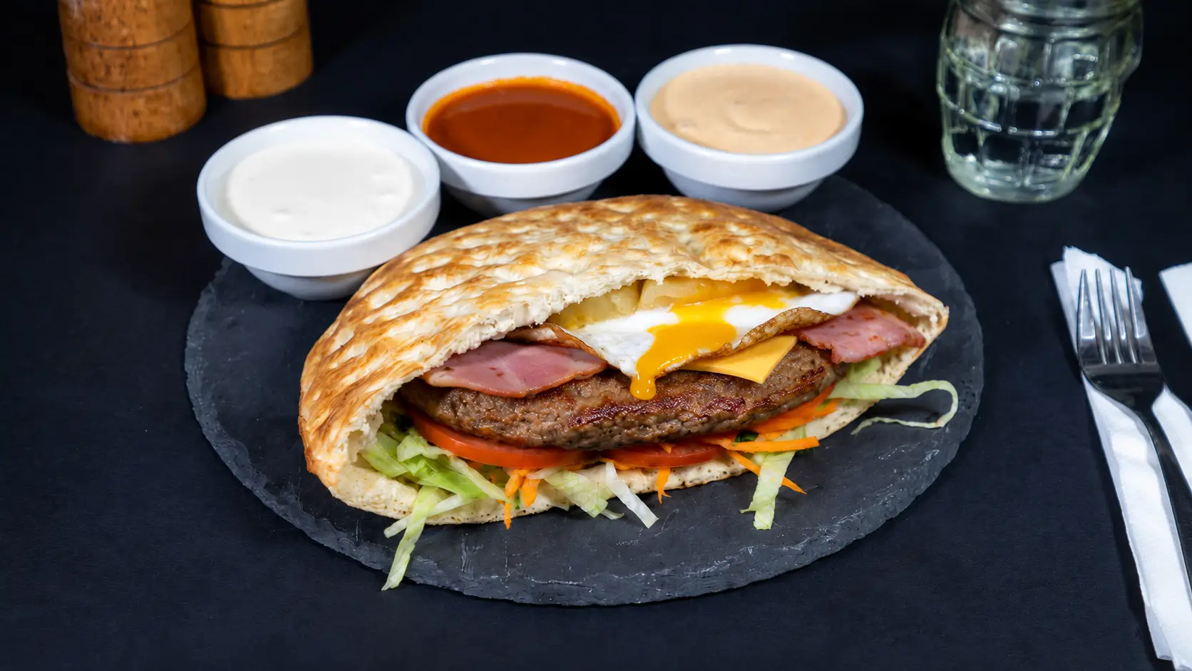 Hamburger special vita/pui în pita de kebab (380g)